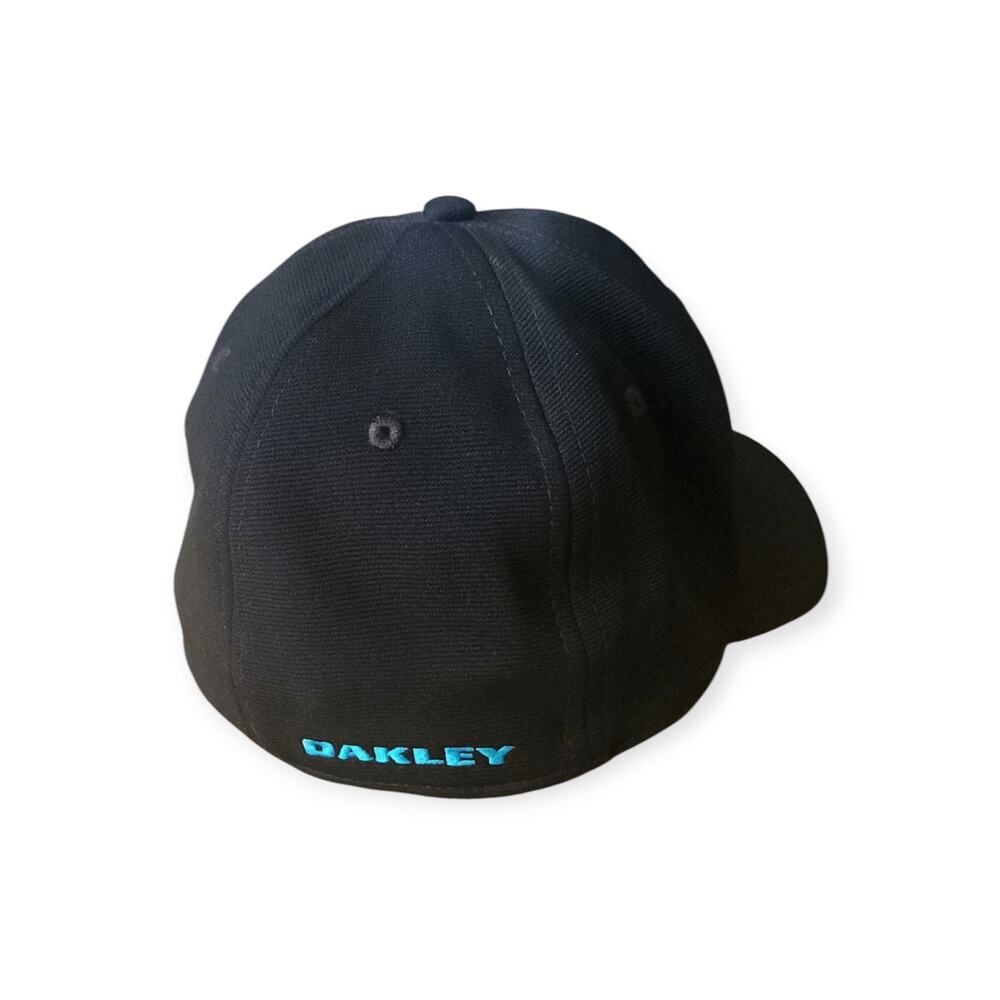Oakley Tincan Stretch Performance Fit Metal Blue Logo Black Flexfit Baseball Hat - Picture 2 of 5